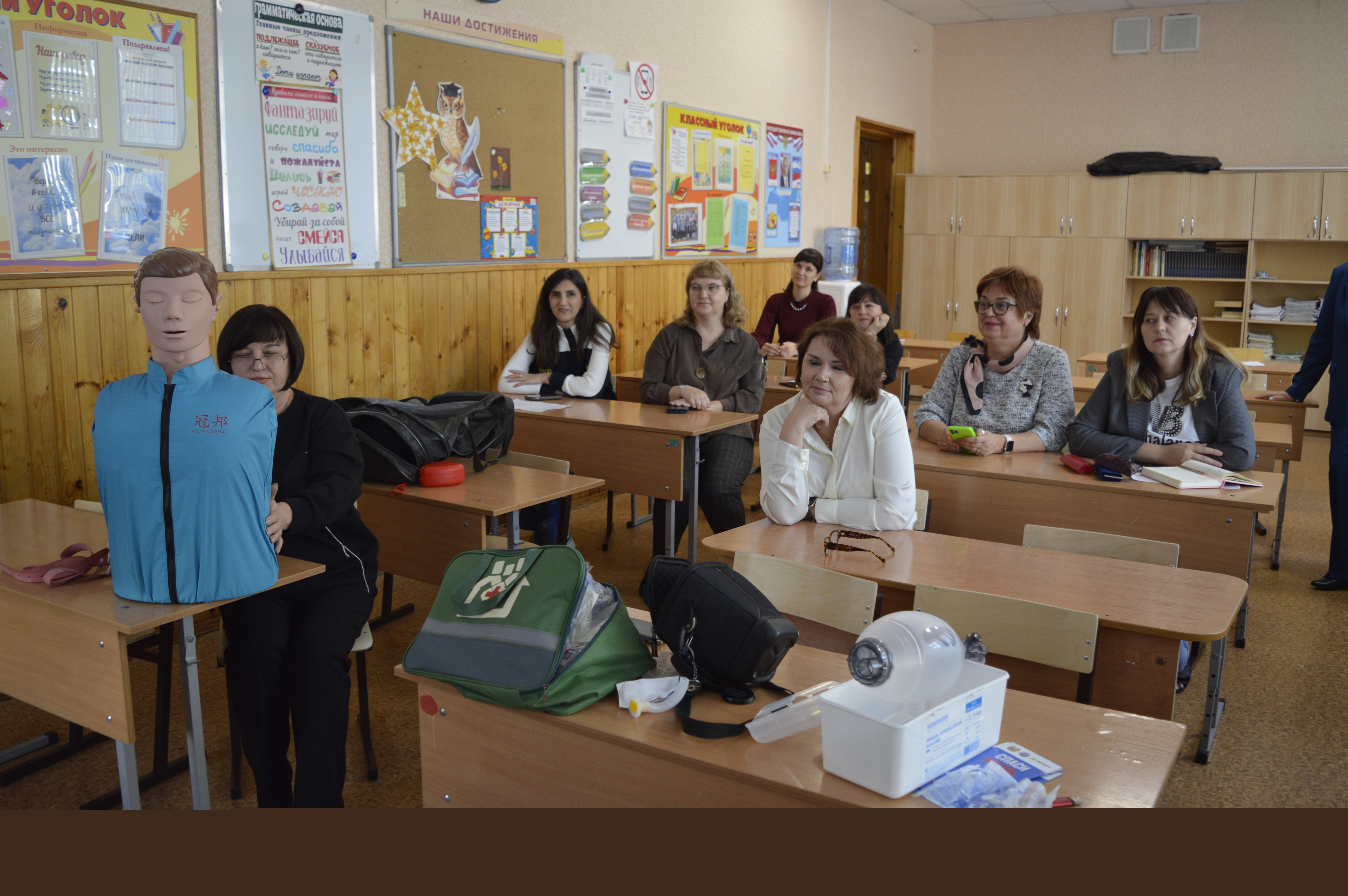 Врач ВОКОБ провел обучение в Лицее №7 в рамках "Школы безопасности"